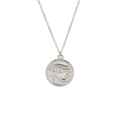 Pendentif Œil d'Horus en acier inoxydable argenté, médaillon finement gravé suspendu à une chaîne délicate, représentant un symbole de protection et de sagesse.