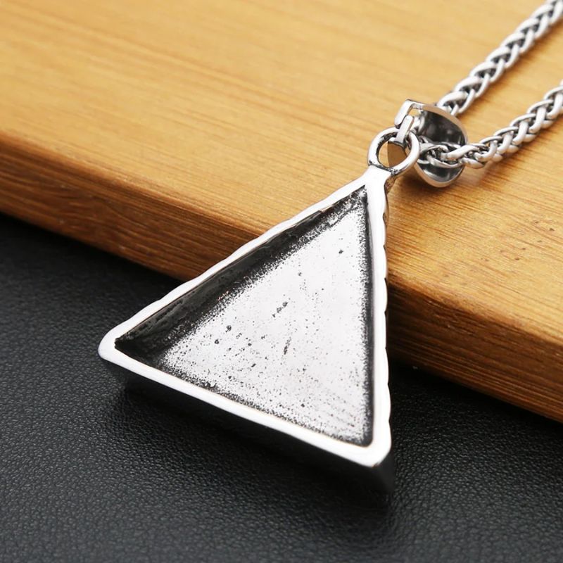 Dos du pendentif Oeil d'Horus en argent, révélant une finition lisse et épurée. Un bijou symbolique au design travaillé.