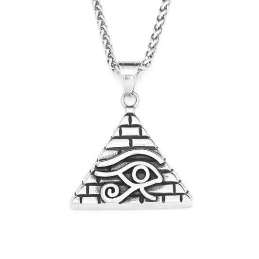Pendentif Oeil d'Horus en argent en forme de pyramide, suspendu à une chaîne en acier.