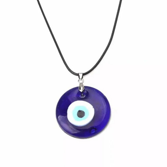 Pendentif œil de protection en verre bleu suspendu à un collier en corde noire, talisman contre les influences négatives.