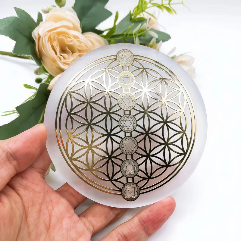 Plateau en Sélénite de Rechargement Fleur de Vie dorée de 10 cm avec motif 7 chakras