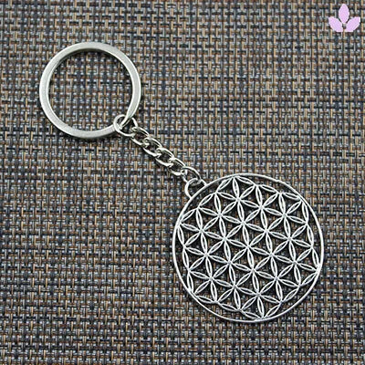 Porte-clé fleur de vie argenté vu de biais