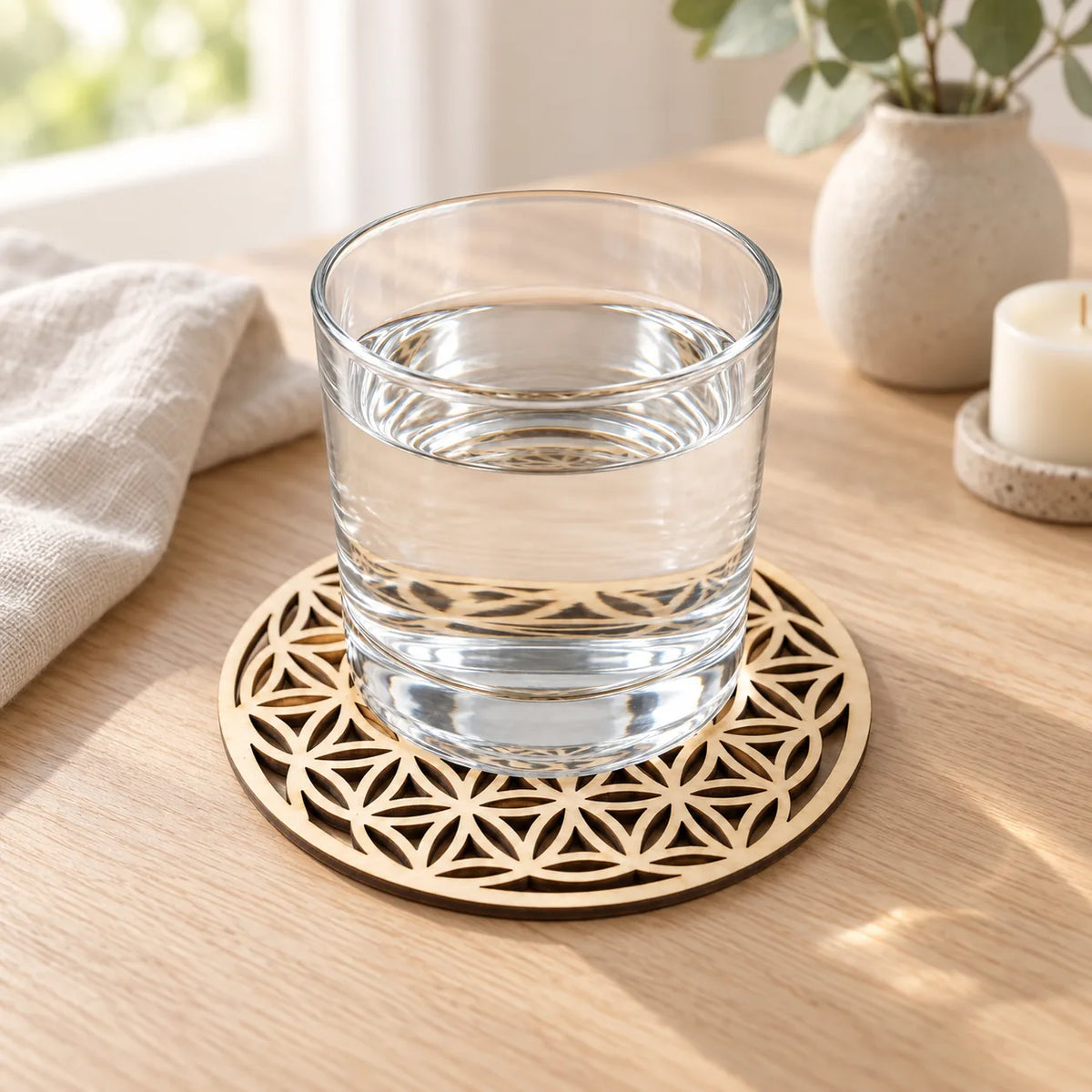 Sous-verre fleur de vie en bois utilisé sur une table dans une ambiance zen
