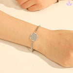 Bracelet fleur de vie en argent au poignet d'une femme