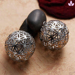 pendentif fleur de vie en argent boule sur du bois