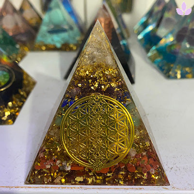 pyramide orgonite fleur de vie 7 chakras